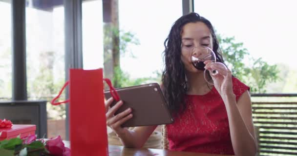 Glückliche Frau Beim Valentinstag Videoanruf Auf Dem Tablet Wein Trinkend — Stockvideo