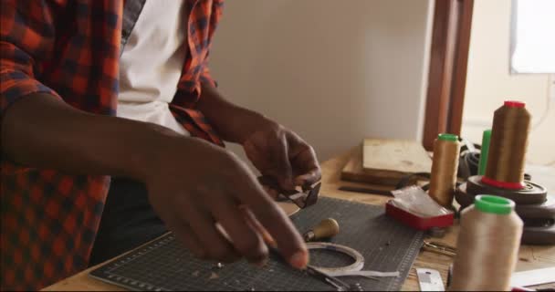Mani Artigiano Afroamericano Utilizzando Strumenti Laboratorio Pelle Artigiano Indipendente Delle — Video Stock