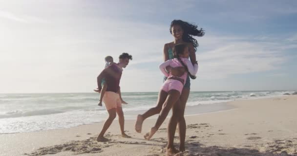 Pais Hispânicos Felizes Brincando Com Crianças Praia Sol Férias Família — Vídeo de Stock
