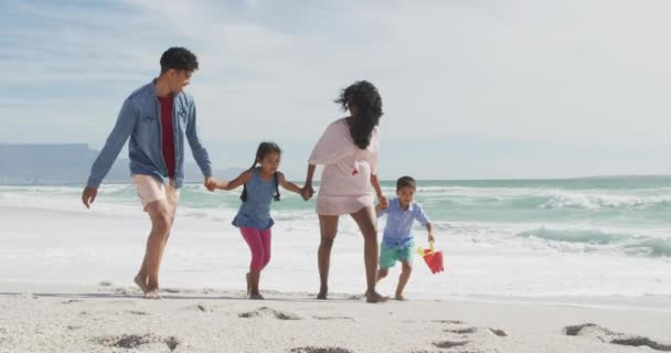 幸せなヒスパニック系の母親 娘が歩いてビーチで遊んでいます 家族の休日自由時間と団結 — ストック動画