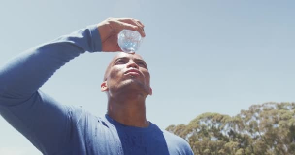 Ajuste Hombre Afroamericano Verter Agua Sobre Cabeza Afeitada Refrescarse Después — Vídeo de stock