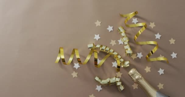 Láhev Šampaňského Dekoracemi Hvězdami Zeleném Pozadí Silvestra Nový Rok Silvestrovský — Stock video
