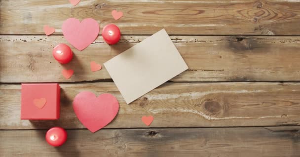 Papierherzen Und Geschenk Mit Kerzen Auf Hölzernem Hintergrund Valentinstag Valentinstag — Stockvideo