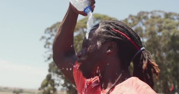 Ajuste Hombre Afroamericano Con Rastas Vertiendo Agua Sobre Cabeza Después — Vídeos de Stock