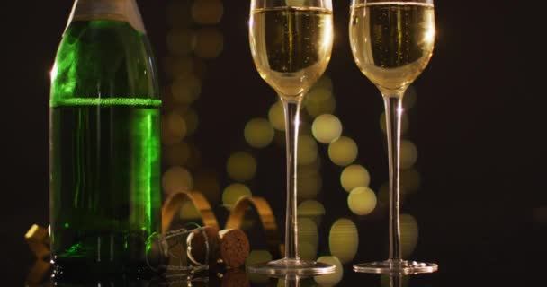 Yeni Yıl Arifesinde Siyah Arka Planda Şampanya Kadehleri Dekorasyonlar Yeni — Stok video