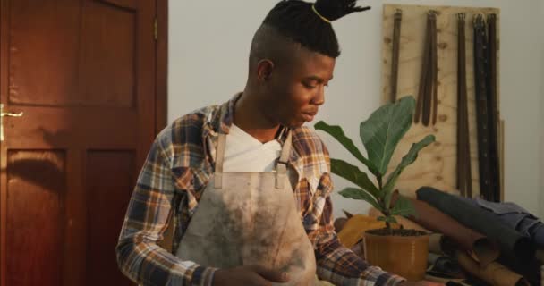 Artisanat Afro Américain Chemise Carreaux Tablier Souriant Dans Atelier Cuir — Video