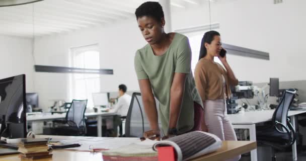 Empresaria Afroamericana Enfocada Pie Escritorio Tomando Notas Oficina Negocio Creativo — Vídeos de Stock