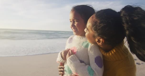 Portrét Šťastné Hispánské Matky Dcery Objímající Při Západu Slunce Pláži — Stock video