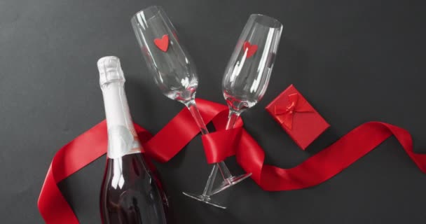 Copas Champán Botella Con Regalo Cinta Roja Día San Valentín — Vídeo de stock