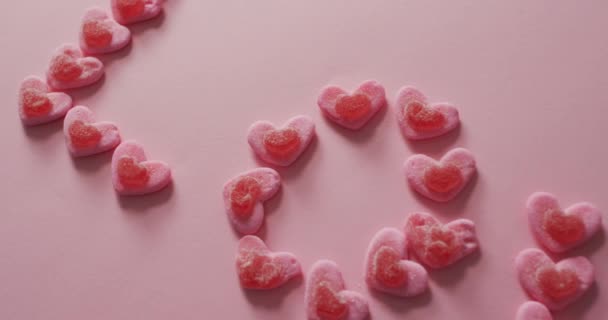 Texto Amor Doces Forma Coração Fundo Rosa Dia Dos Namorados — Vídeo de Stock