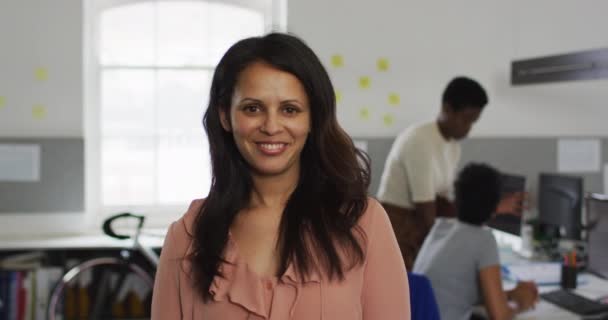 Beyaz Kadını Portresi Gülümsüyor Ofiste Duruyor Bağımsız Yaratıcı Modern Bir — Stok video