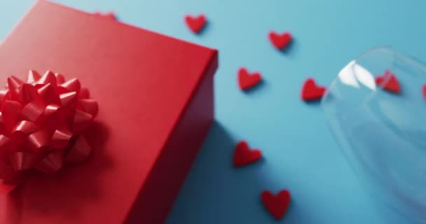 Geschenk Herzen Und Weingläser Auf Blauem Grund Zum Valentinstag Valentinstag — Stockvideo