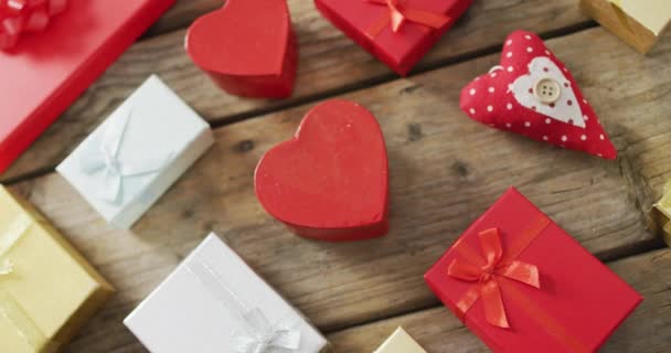 Holzherzen Und Geschenke Auf Hölzernem Hintergrund Valentinstag Valentinstag Liebe Und — Stockvideo