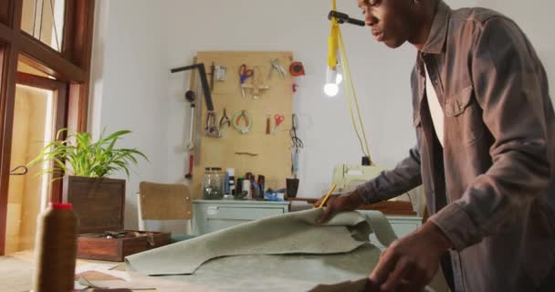 Artisan Afro Américain Spécialisé Dans Préparation Cuir Dans Atelier Cuir — Video