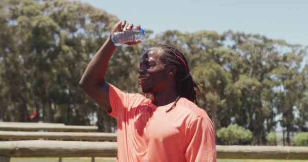 Fit Afrikaanse Amerikaanse Man Met Dreadlocks Gieten Water Het Hoofd — Stockvideo