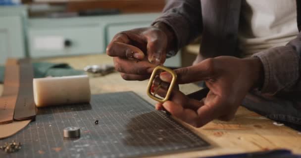 Mani Artigiano Afroamericano Che Utilizzano Strumenti Realizzare Una Cintura Laboratorio — Video Stock