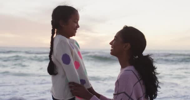 Glückliche Hispanische Mutter Und Tochter Strand Bei Sonnenuntergang Familienurlaub Freizeit — Stockvideo