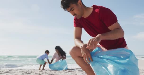 Glückliche Hispanische Familie Sammelt Müll Strand Freiwillige Für Den Umweltschutz — Stockvideo