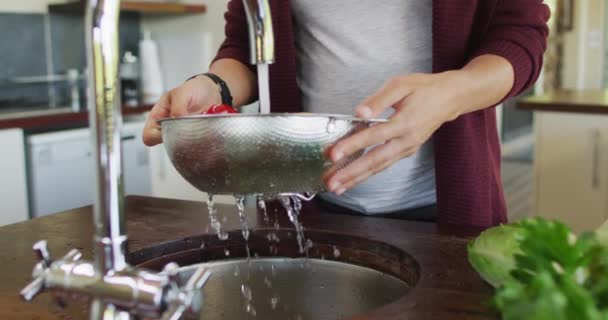 Middensectie Van Blanke Zwangere Vrouw Die Groenten Wast Keuken Verwachten — Stockvideo