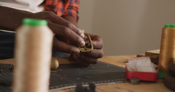 Manos Artesano Afroamericano Preparando Cinturón Taller Cuero Artesano Independiente Pequeña — Vídeo de stock