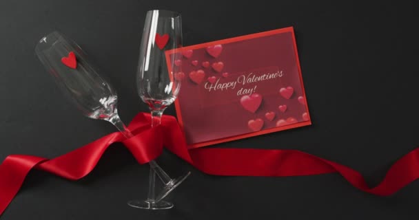 情人节快乐短信在香槟酒杯与心脏和红丝带 情人节 爱与庆祝的概念 — 图库视频影像