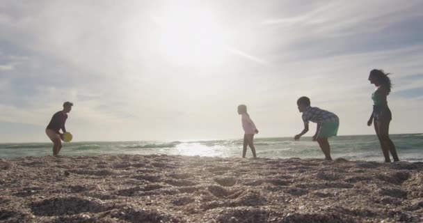 Mãe Hispânica Feliz Pai Filho Filha Brincando Com Bola Praia — Vídeo de Stock
