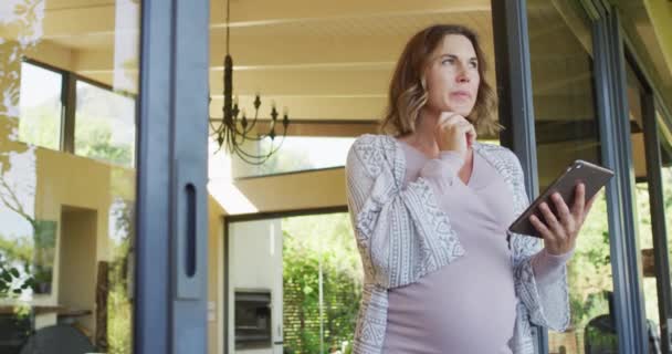 Ευτυχής Καυκάσιος Έγκυος Γυναίκα Στέκεται Στο Αίθριο Και Χρήση Tablet — Αρχείο Βίντεο
