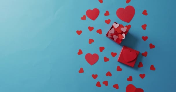 Rode Dozen Met Papieren Hartjes Blauwe Achtergrond Valentijnsdag Valentijnsdag Liefde — Stockvideo