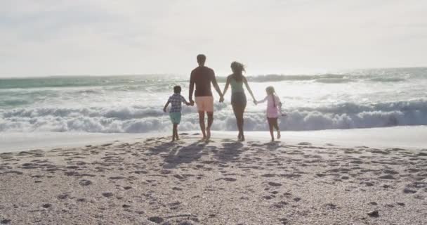 바다를 여행하는 어머니와아 이손을 해변을 모습을 수있다 가족의 모이는 — 비디오
