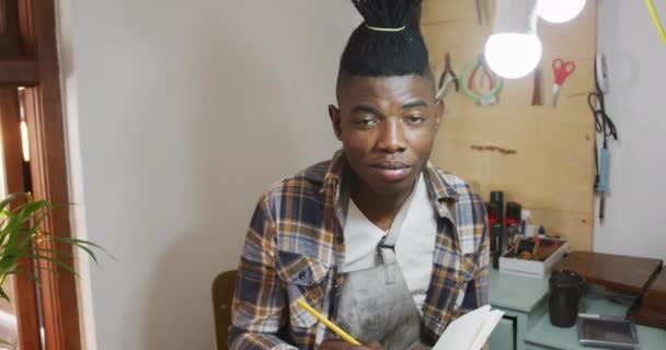 Portrait Heureux Artisan Afro Américain Tablier Souriant Caméra Dans Atelier — Video