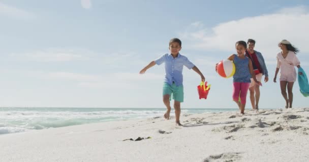 Felices Hijos Familia Hispana Padres Playa Llevando Cosas Vacaciones Familiares — Vídeos de Stock