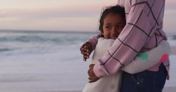 Розрив Матір Обіймає Доньку Пляжі Під Час Заходу Сонця Сімейні — стокове відео