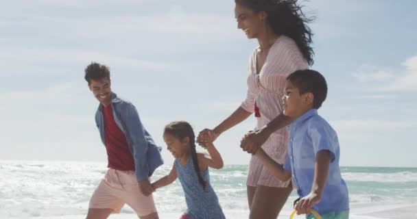 Šťastná Hispánská Matka Otec Syn Dcera Kráčející Pláži Rodinná Dovolená — Stock video
