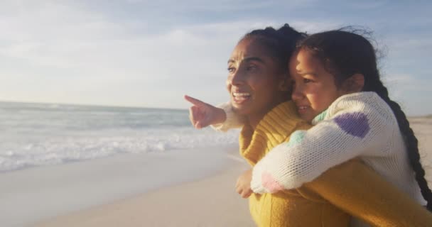 Щаслива Іспаномовна Мати Носить Доньку Поводиря Дивиться Захід Сонця Пляжі — стокове відео