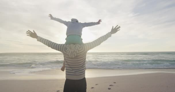 Rückenansicht Eines Hispanischen Mannes Der Eine Frau Huckepack Strand Bei — Stockvideo