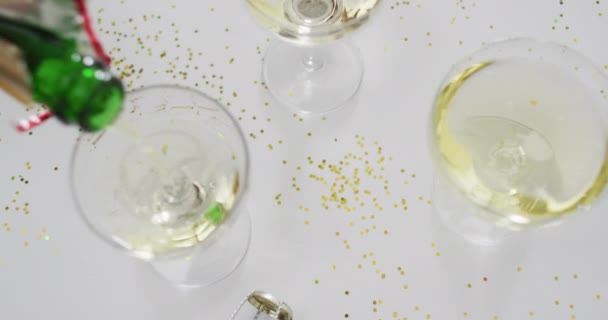 Champagne Glas Vit Bakgrund Nyårsafton Nyår Nyårsfest Festligheter Och Festligheter — Stockvideo