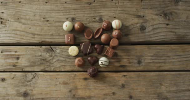 Chocolats Noirs Blancs Forme Coeur Sur Fond Bois Saint Valentin — Video