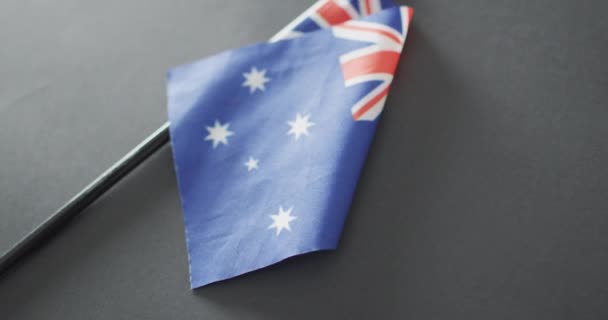 Großaufnahme Einer Australischen Flagge Mit Sternen Und Streifen Auf Grauem — Stockvideo