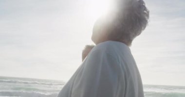 Mutlu İspanyol kıdemli çift gün batımında sahilde yürüyor ve gülüyor. Aşk, romantizm ve emeklilik yaşam tarzı.