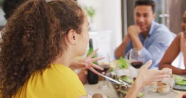 Arka planda, mutlu, melez bir kadının verandada arkadaşlarıyla konuşmasının görüntüsü. Evde ve bahçede arkadaşlarla takılıyorum..