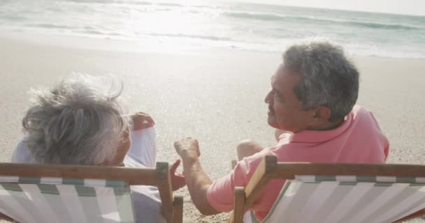 Szczęśliwa Para Seniorów Całujących Się Relaksujących Leżakach Plaży Zachodzie Słońca — Wideo stockowe