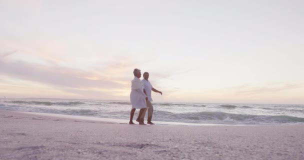 Glad Latinamerikansk Senior Par Promenader Stranden Vid Solnedgången Kärlek Romantik — Stockvideo