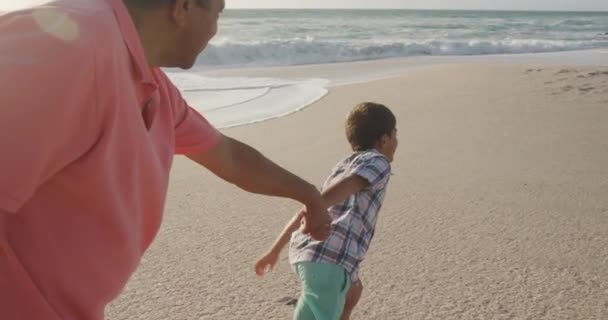 Feliz Abuelo Hispano Nieto Corriendo Playa Atardecer Vacaciones Vacaciones Pasar — Vídeos de Stock