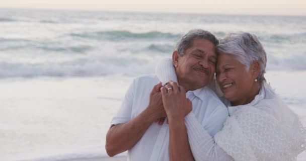 Happy Hispanic Baru Saja Menikah Dengan Pasangan Senior Merangkul Pantai — Stok Video