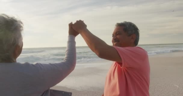 Heureux Couple Hispanique Personnes Âgées Dansant Sur Plage Coucher Soleil — Video