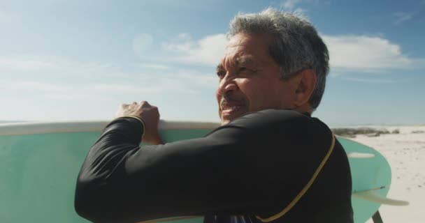Glücklicher Älterer Hispanischer Mann Der Mit Surfbrett Strand Spaziert Sportlicher — Stockvideo