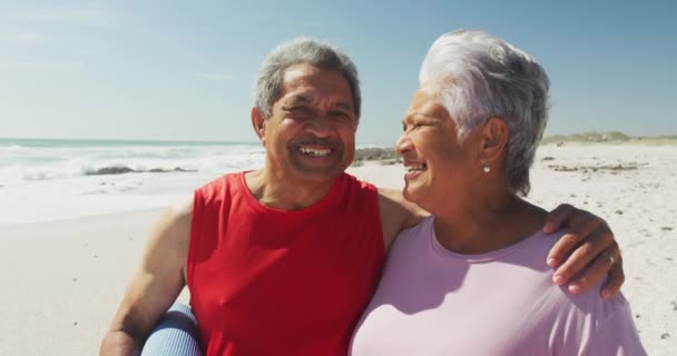 Portret Latynoskiej Pary Seniorów Stojącej Plaży Trzymającej Matę Jogi Uśmiechającej — Wideo stockowe