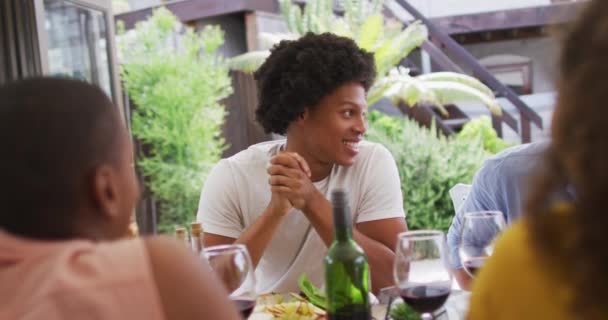 Mutlu Afro Amerikalı Adam Verandada Arkadaşlarıyla Yemek Partisinde Konuşuyor Evde — Stok video