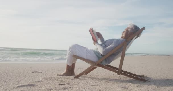 Latynoska Starsza Latynoska Kobieta Relaksująca Się Leżaku Plaży Zachodzie Słońca — Wideo stockowe