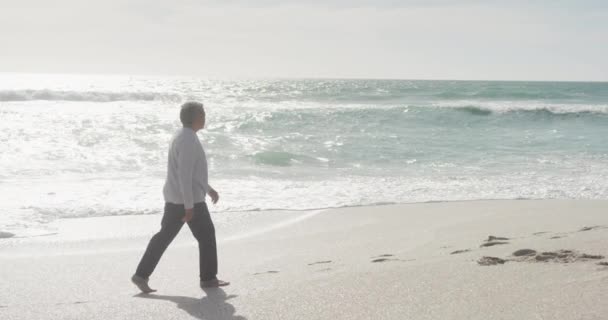Seitenansicht Eines Hispanischen Älteren Mannes Der Bei Sonnenuntergang Strand Spaziert — Stockvideo